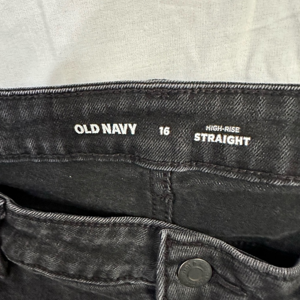 Old Navy women’s jeans size 16 high-rise straight. Very clean.